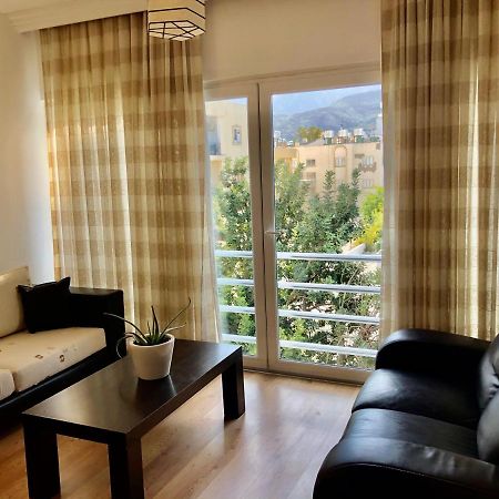 Spacious And Comfortable Central Kyrenia Flat Exterior foto